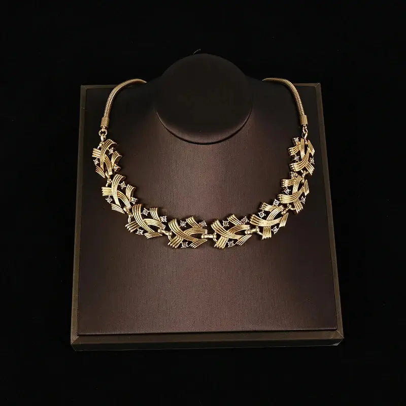 Ensemble collier et boucles d'oreilles de luxe léger avec incrustations géométriques et diamants tchèques
