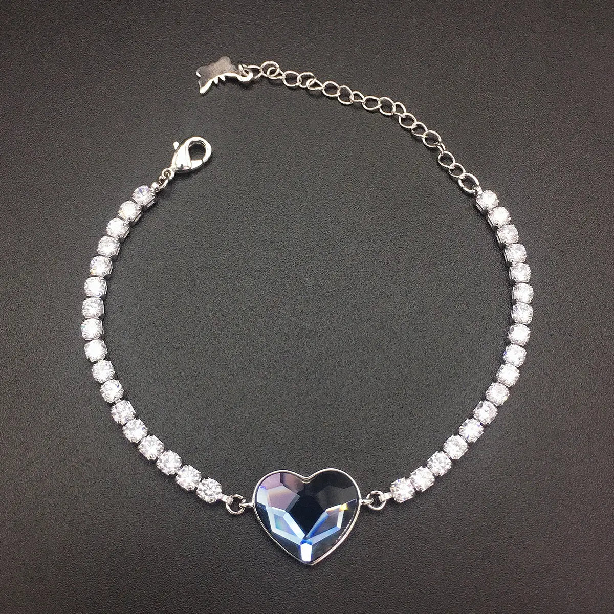 Parure de bijoux en zirconium avec des fleurs roses de luxe léger