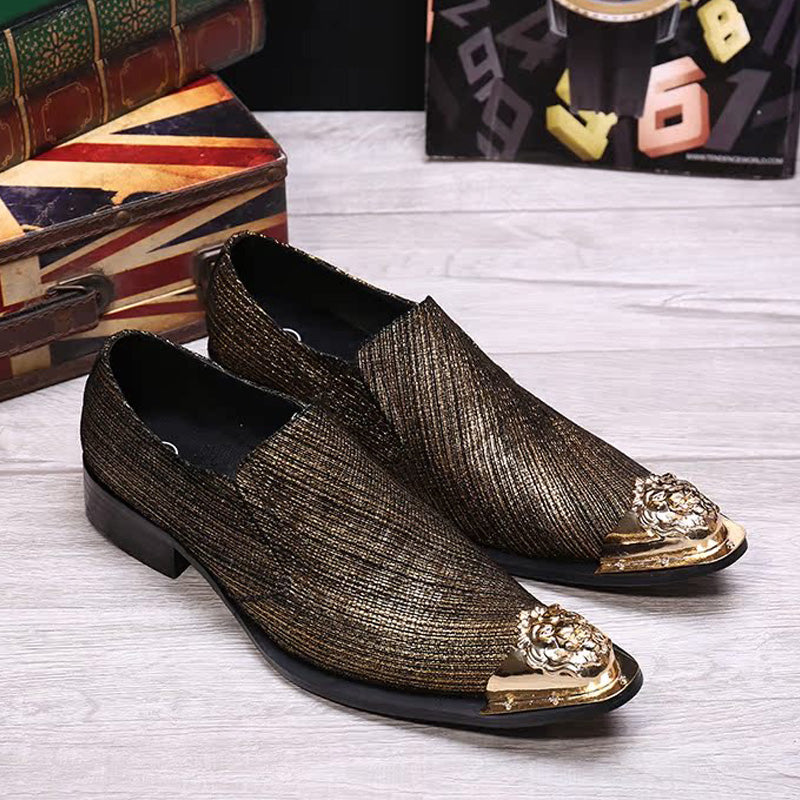 Scarpe eleganti da uomo in filo di metallo dorato con punta affilata
