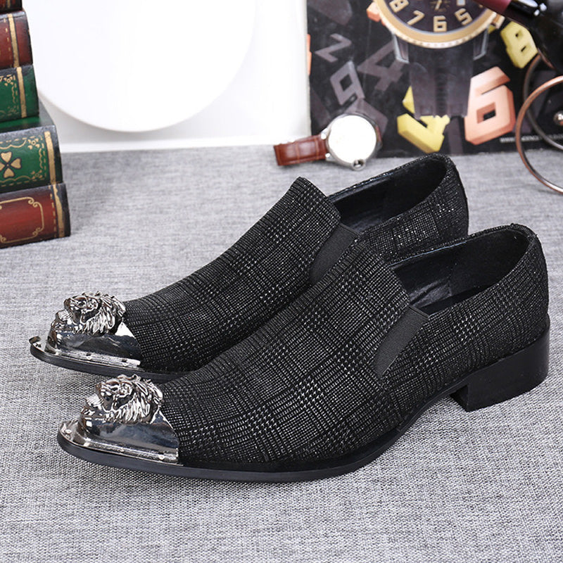 Scarpe eleganti da uomo in filo di metallo dorato con punta affilata