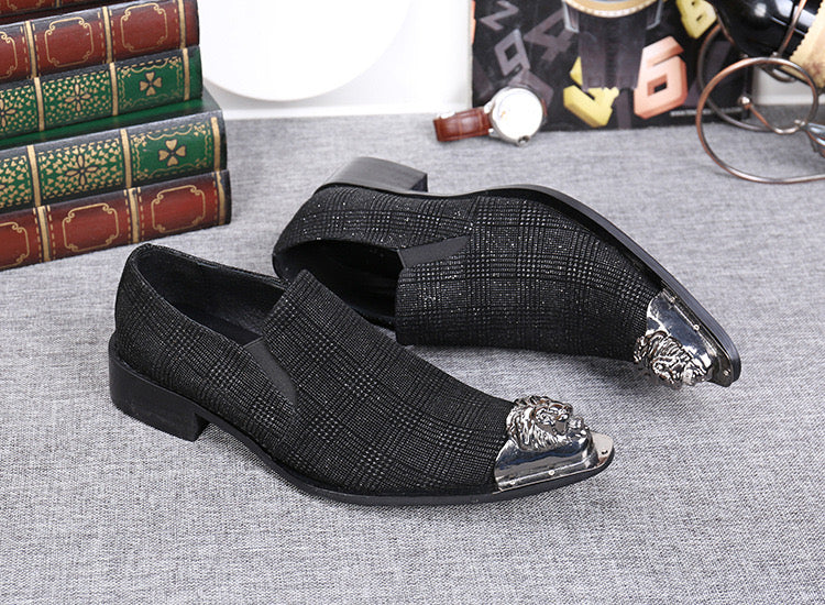 Scarpe eleganti da uomo in filo di metallo dorato con punta affilata