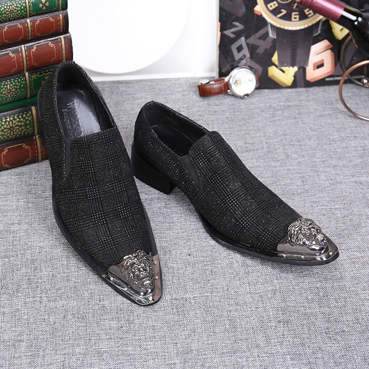 Scarpe eleganti da uomo in filo di metallo dorato con punta affilata