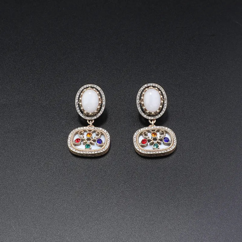 Élégante parure de bijoux en or avec incrustations de pierres colorées pour une sophistication au quotidien