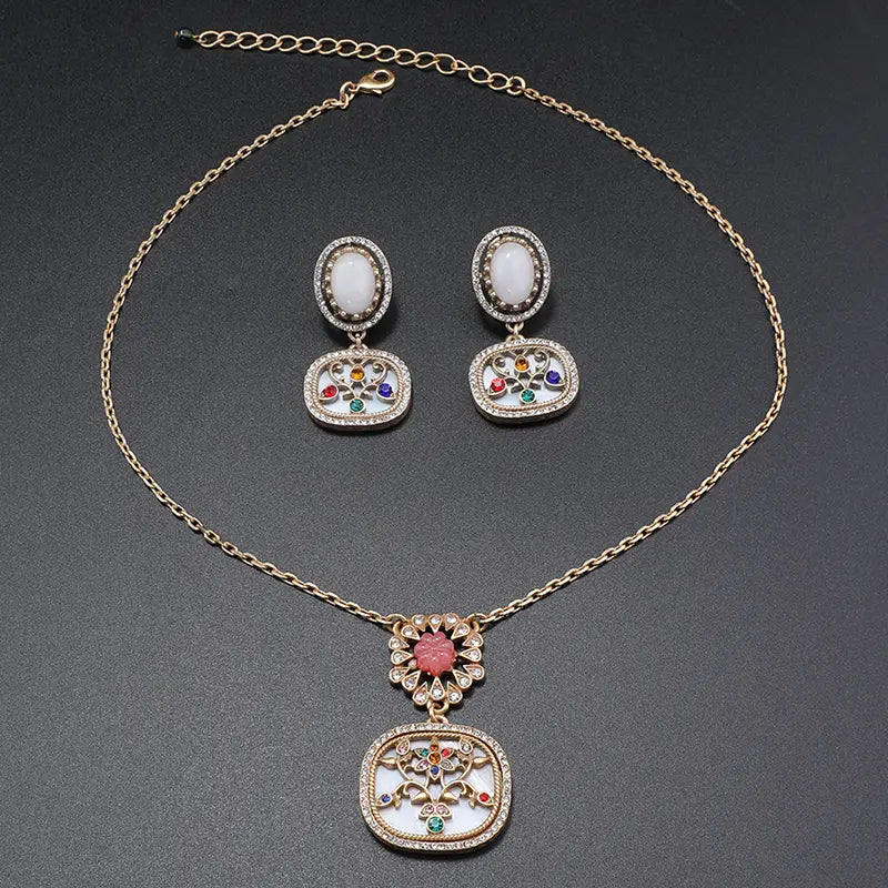 Élégante parure de bijoux en or avec incrustations de pierres colorées pour une sophistication au quotidien