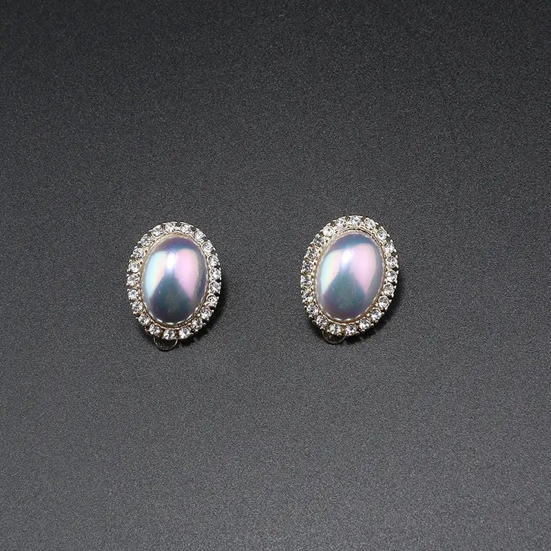 Parure Chic Perles et Cristaux aux Reflets Iridescents pour une Élégance Quotidienne