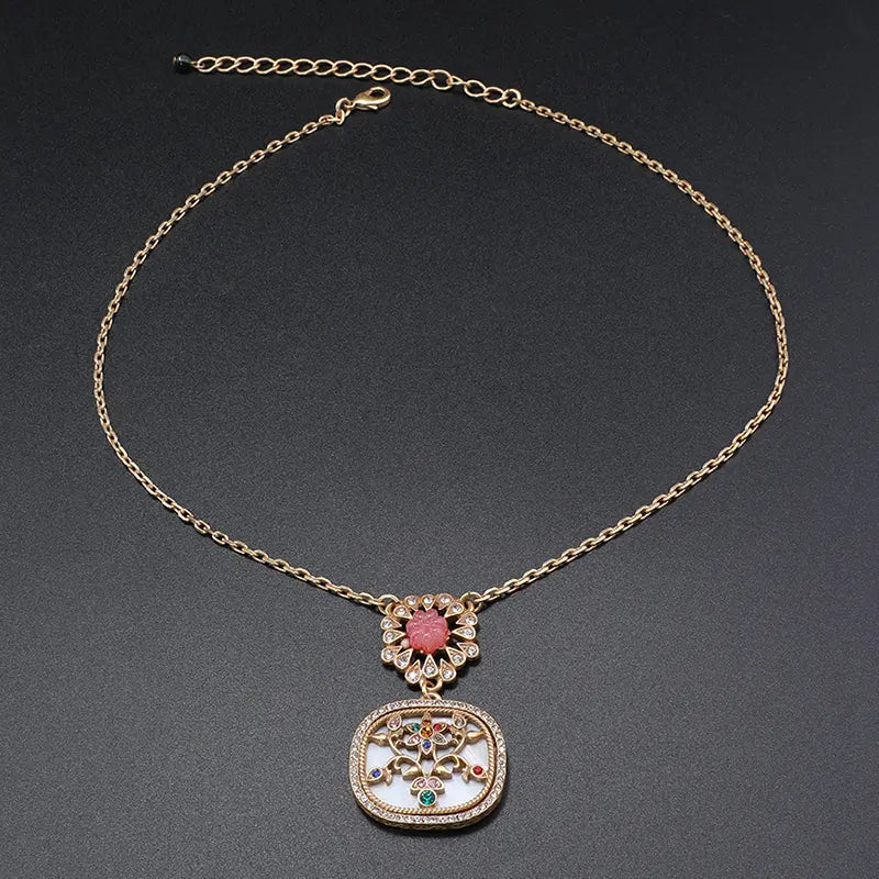 Élégante parure de bijoux en or avec incrustations de pierres colorées pour une sophistication au quotidien