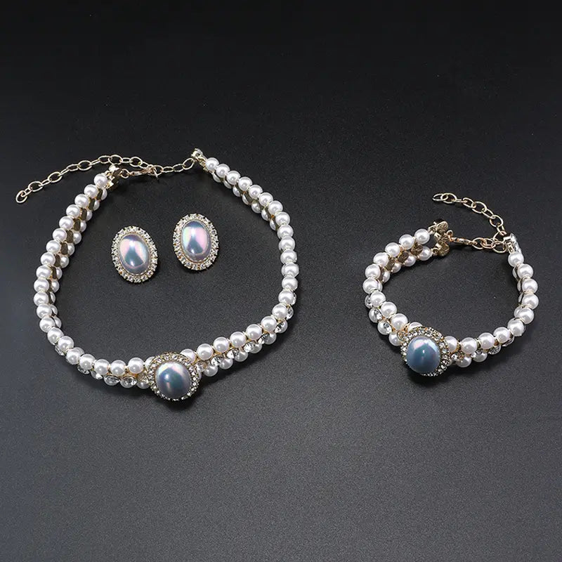 Parure Chic Perles et Cristaux aux Reflets Iridescents pour une Élégance Quotidienne