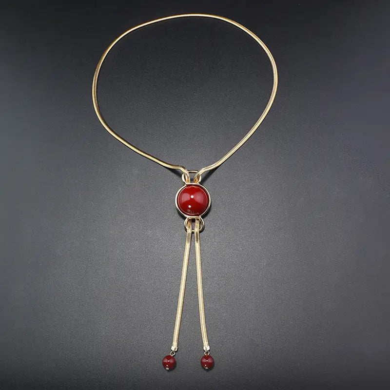 Parure de bijoux élégante en pierre rouge et pampilles dorées pour dîners de gala