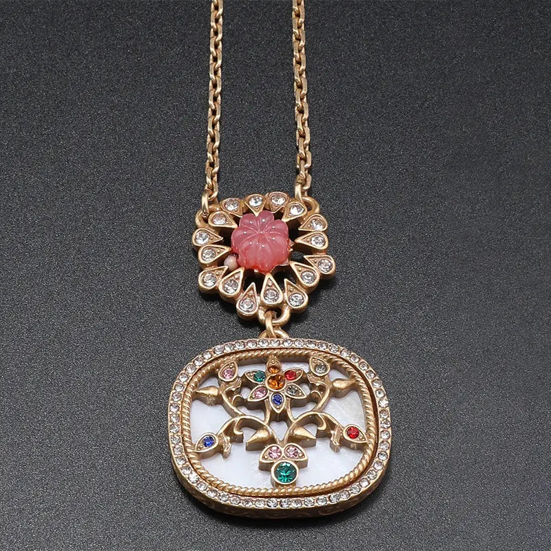 Élégante parure de bijoux en or avec incrustations de pierres colorées pour une sophistication au quotidien