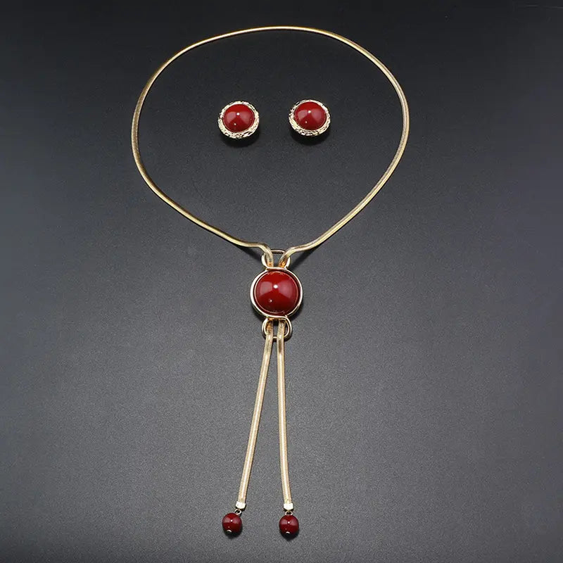 Parure de bijoux élégante en pierre rouge et pampilles dorées pour dîners de gala