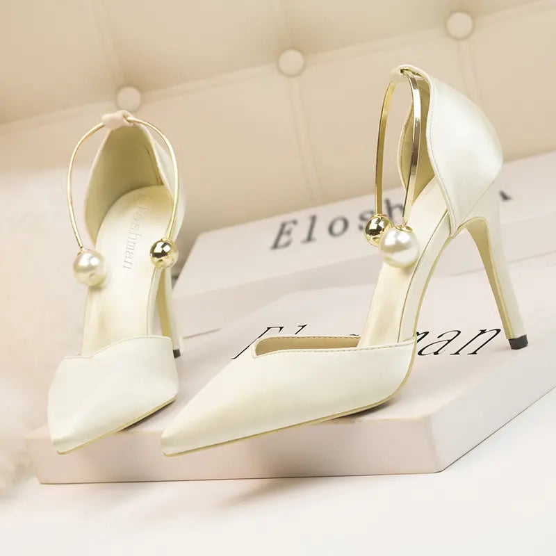 Sandales à talons hauts avec mot en métal creux en satin tendance