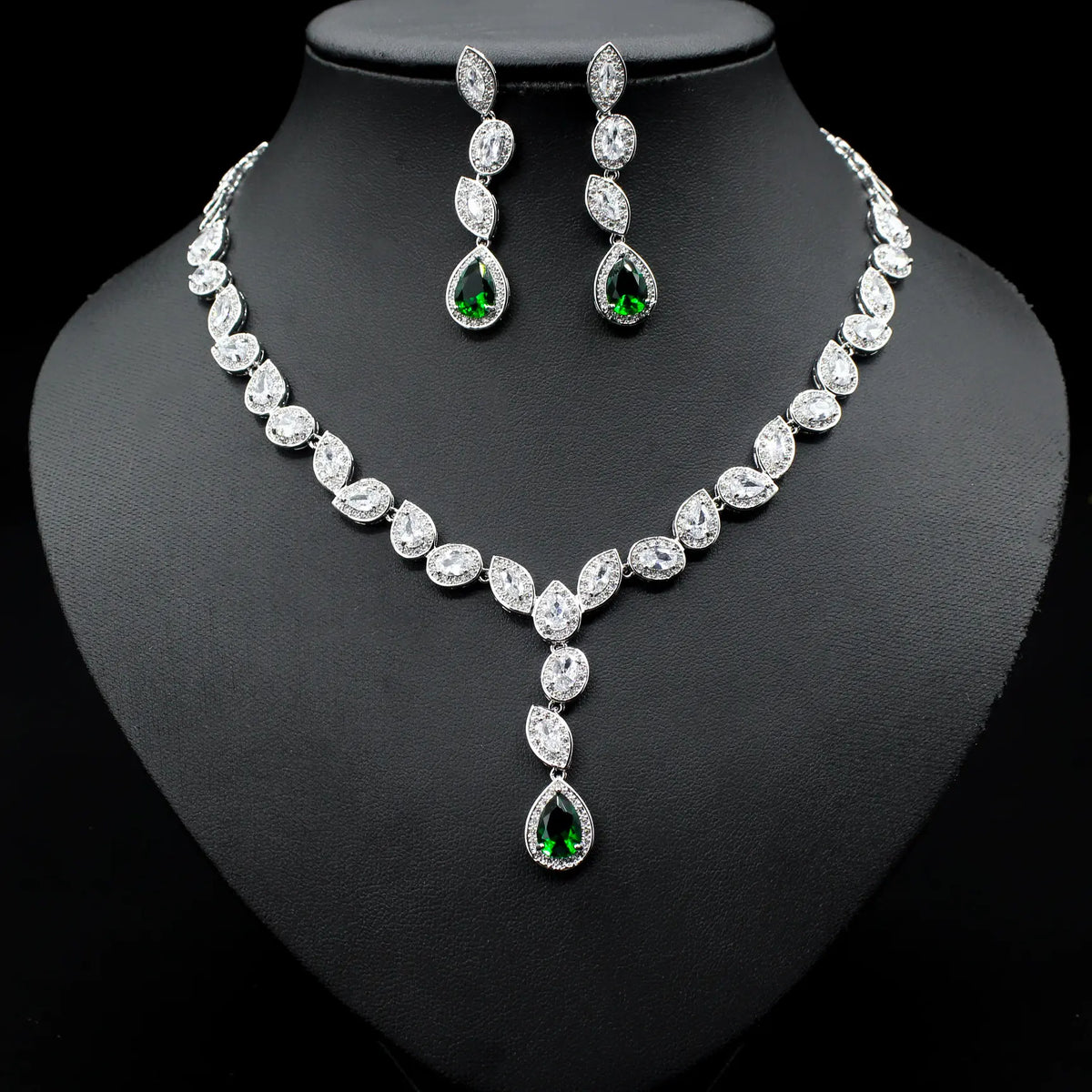 Parure collier et boucles d'oreilles élégante en forme de goutte d'eau avec zircons brillants
