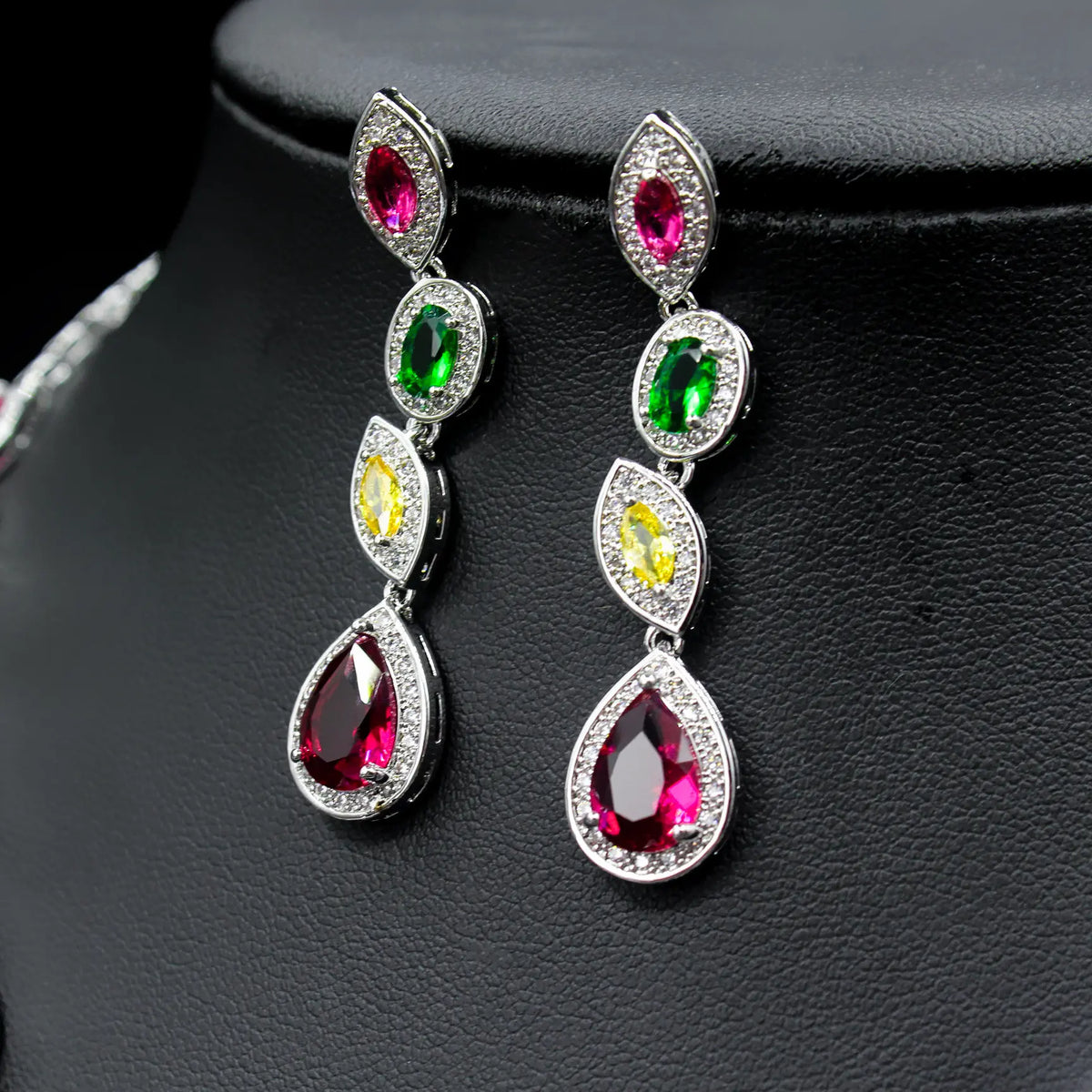 Parure collier et boucles d'oreilles élégante en forme de goutte d'eau avec zircons brillants