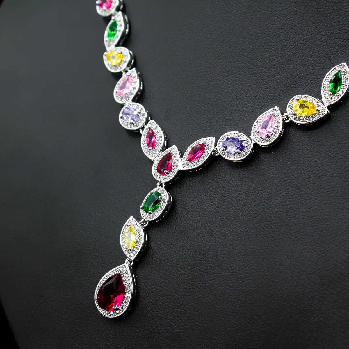 Parure collier et boucles d'oreilles élégante en forme de goutte d'eau avec zircons brillants