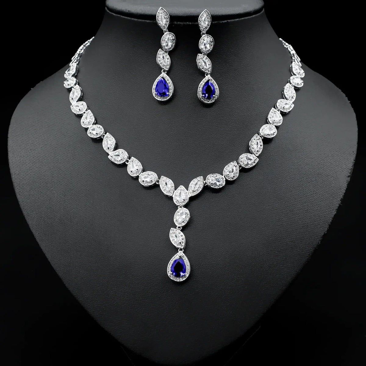 Parure collier et boucles d'oreilles élégante en forme de goutte d'eau avec zircons brillants