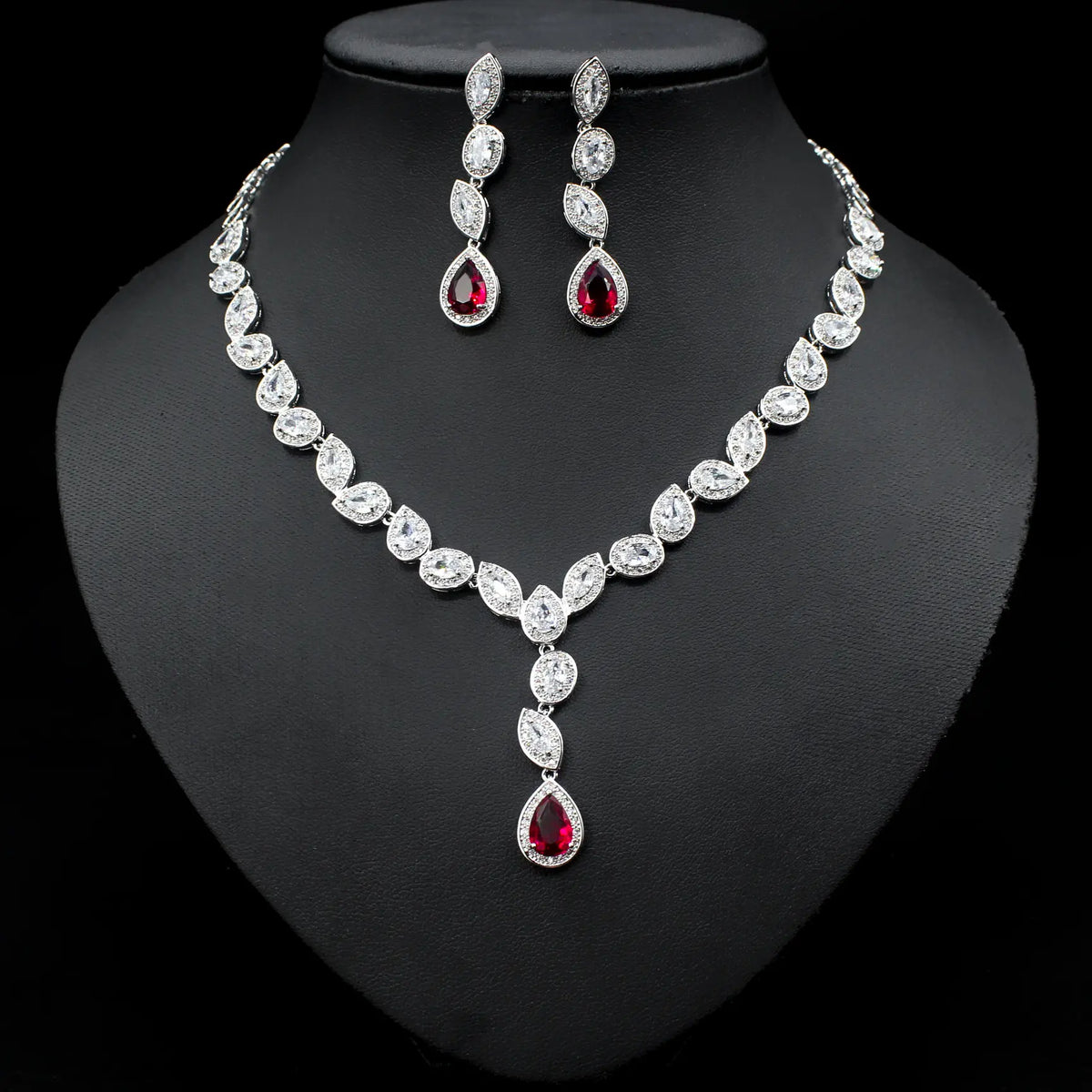 Parure collier et boucles d'oreilles élégante en forme de goutte d'eau avec zircons brillants