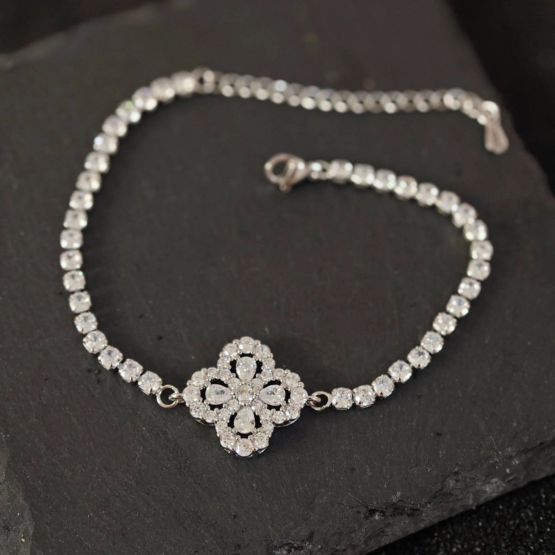 Light luxury titanium steel color four-leaf clover bracelet
