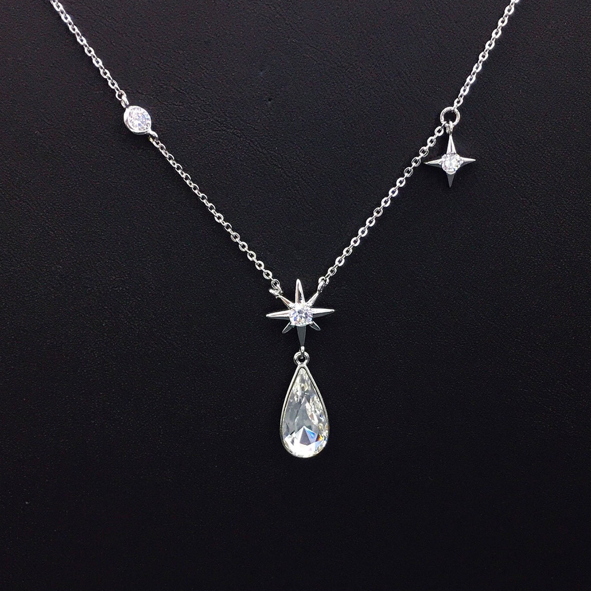 luxury Crystal necklace Fashionable and minimalist gemstone necklace Fashionable droplet shaped crystal pendant