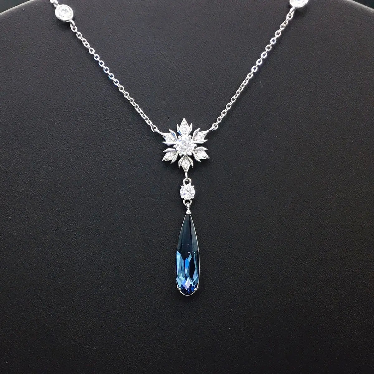 Pendentif Goutte d'Eau Flocon de Neige en Cristal Autrichien de Mode Collier Minimaliste en Pierre Précieuse