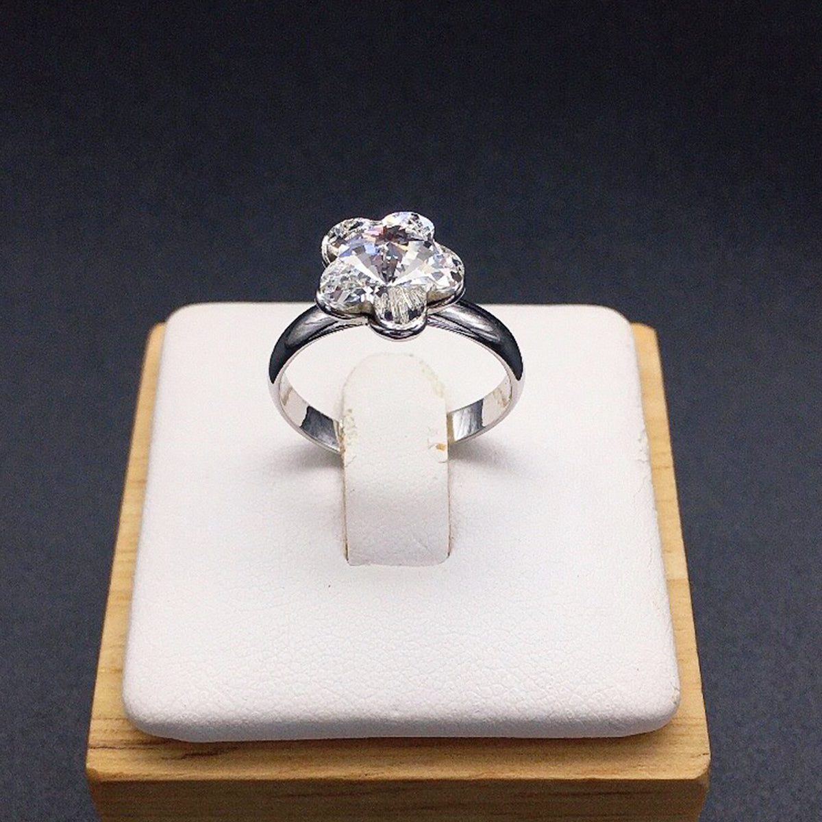 Fashionable and minimalist flower gemstone ring