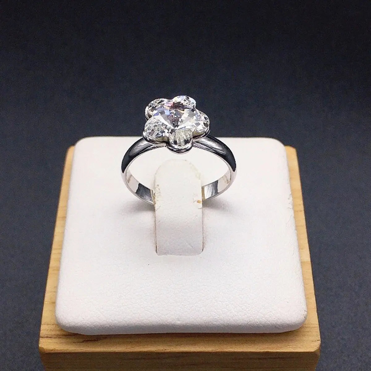 Bague fleur-gemme minimaliste et tendance