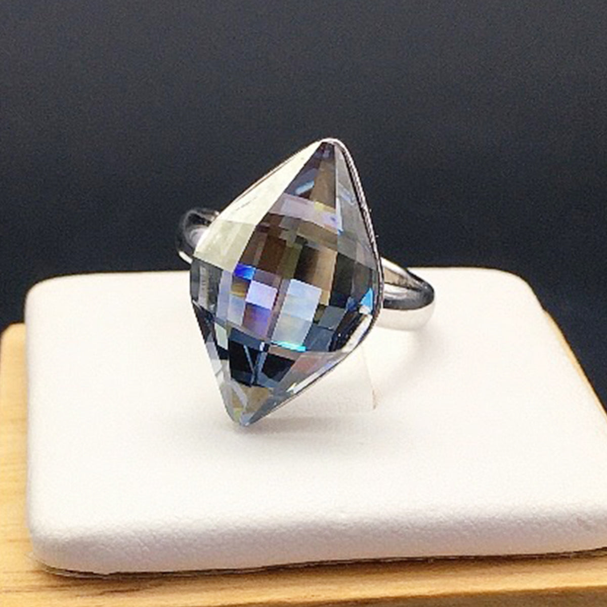 Simple geometric crystal ring