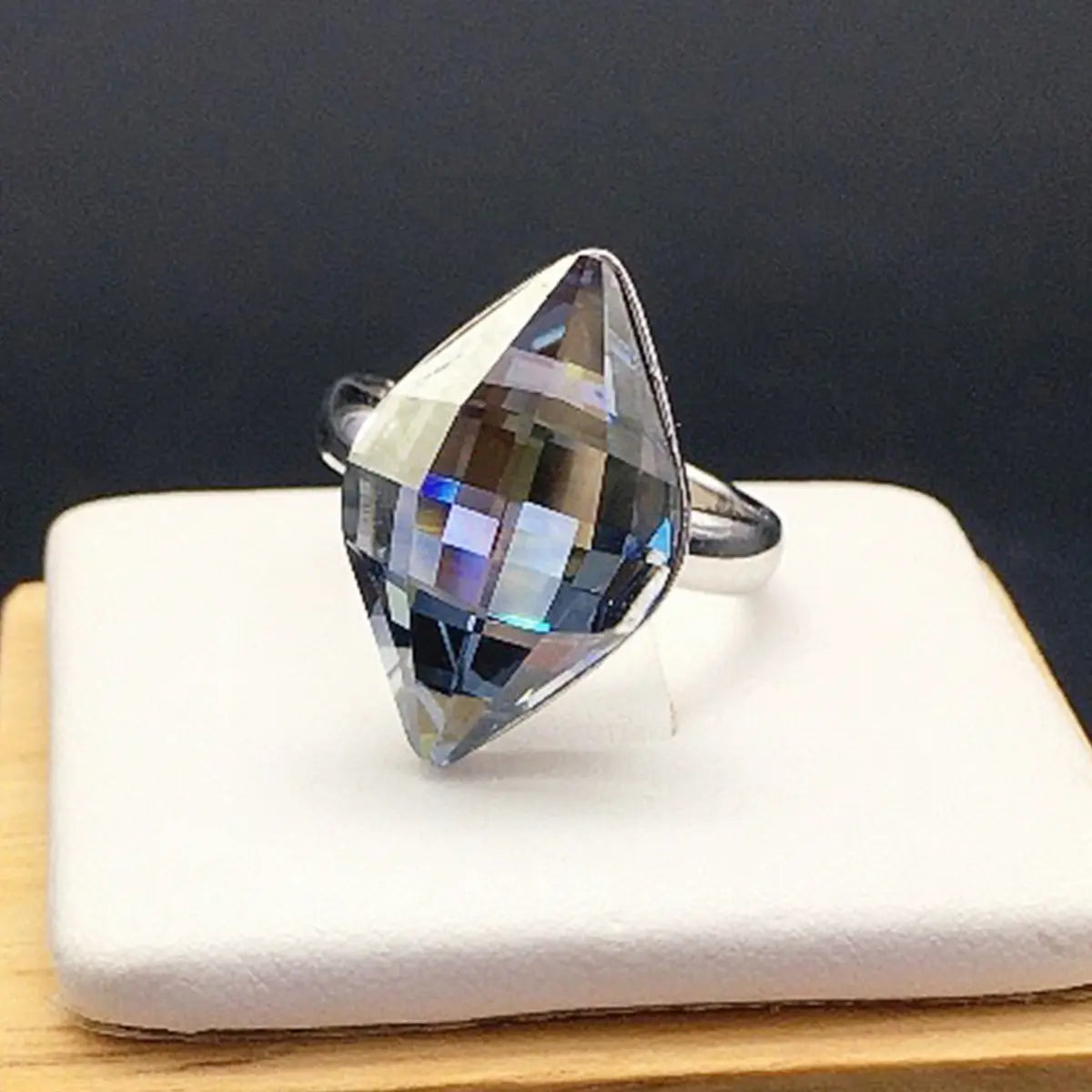 Bague en cristal géométrique simple