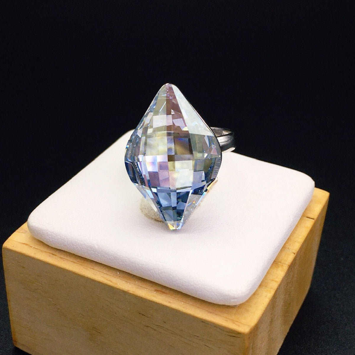 Minimally geometric cut crystal ring