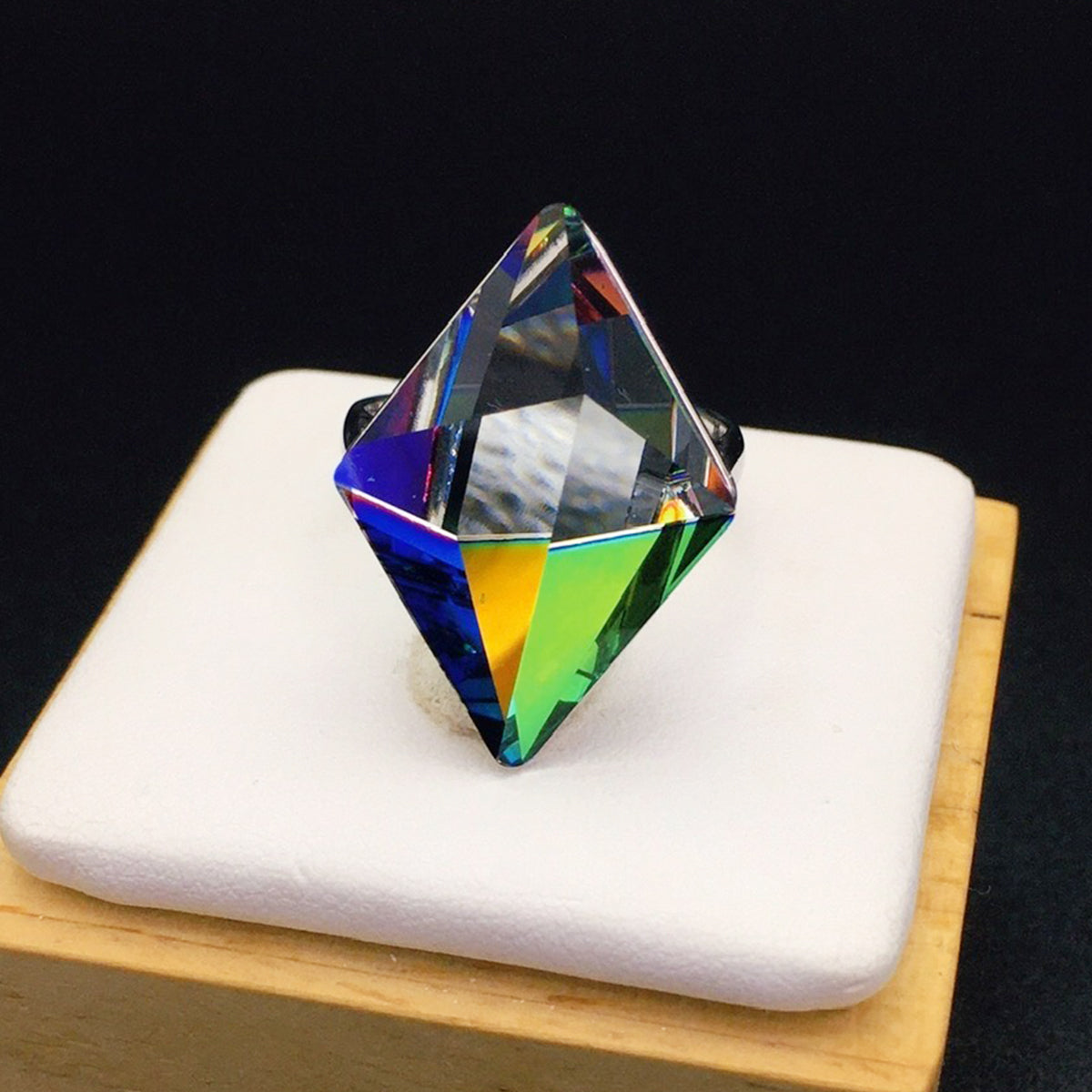 Minimally geometric cut crystal ring