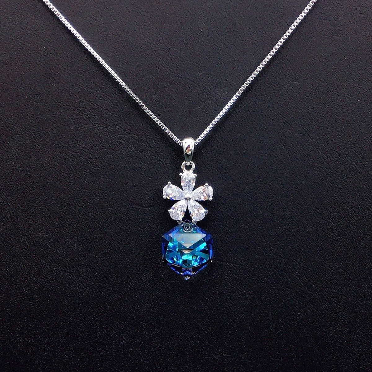 Fashionable flower jumping square crystal pendant