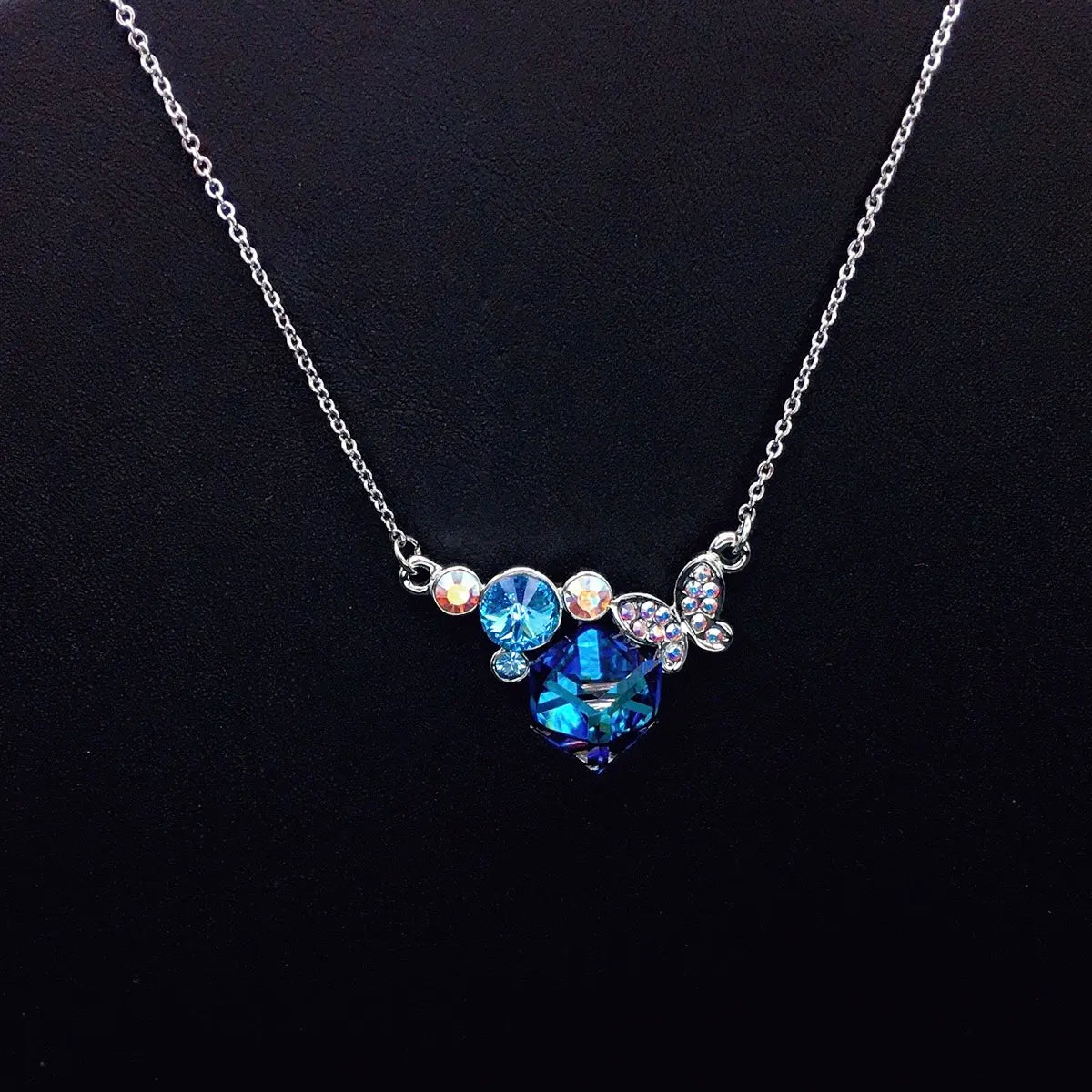 Collier papillon en cristal géométrique personnalisé