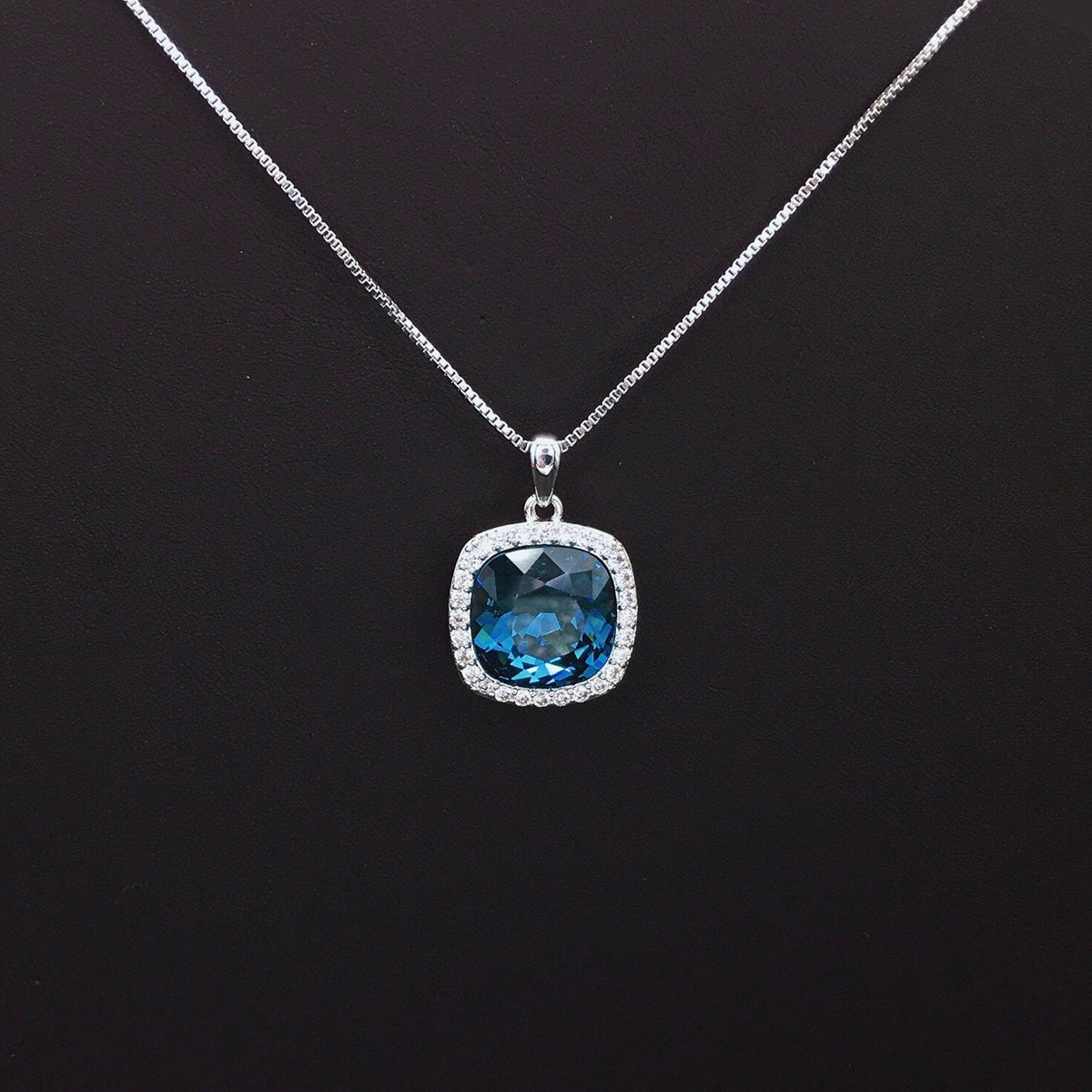 Fashionable square cut gemstone necklace
