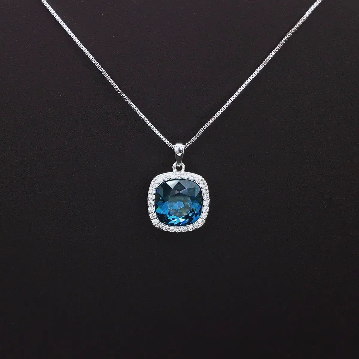 Collier à la mode avec pierres précieuses carrées