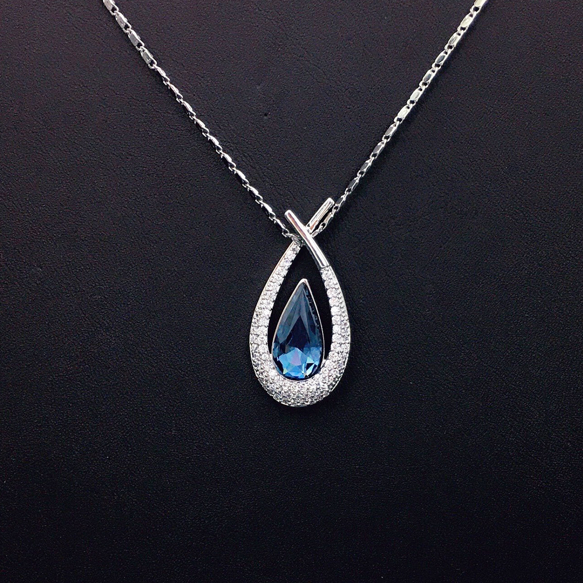 Fashionable droplet shaped diamond studded gemstone necklace