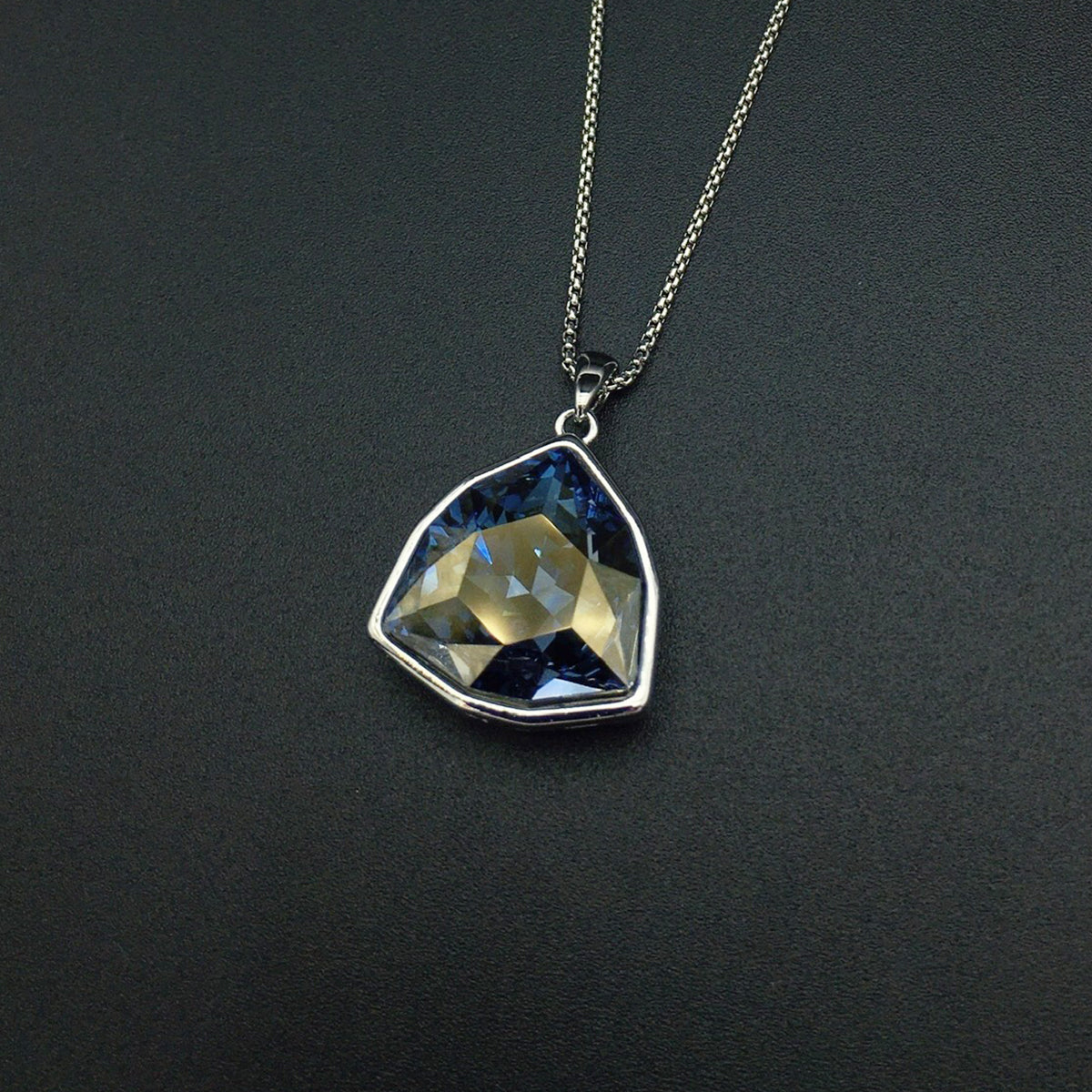 Fashionable and minimalist geometric cut gemstone necklace