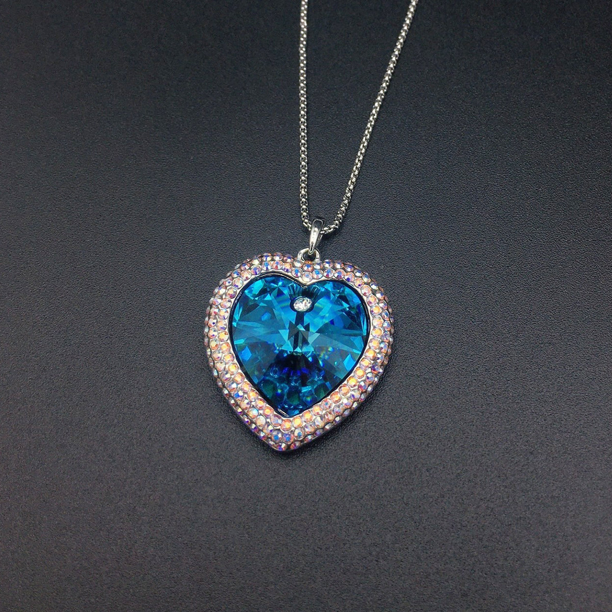 Fashionable and minimalist heart-shaped gemstone necklace