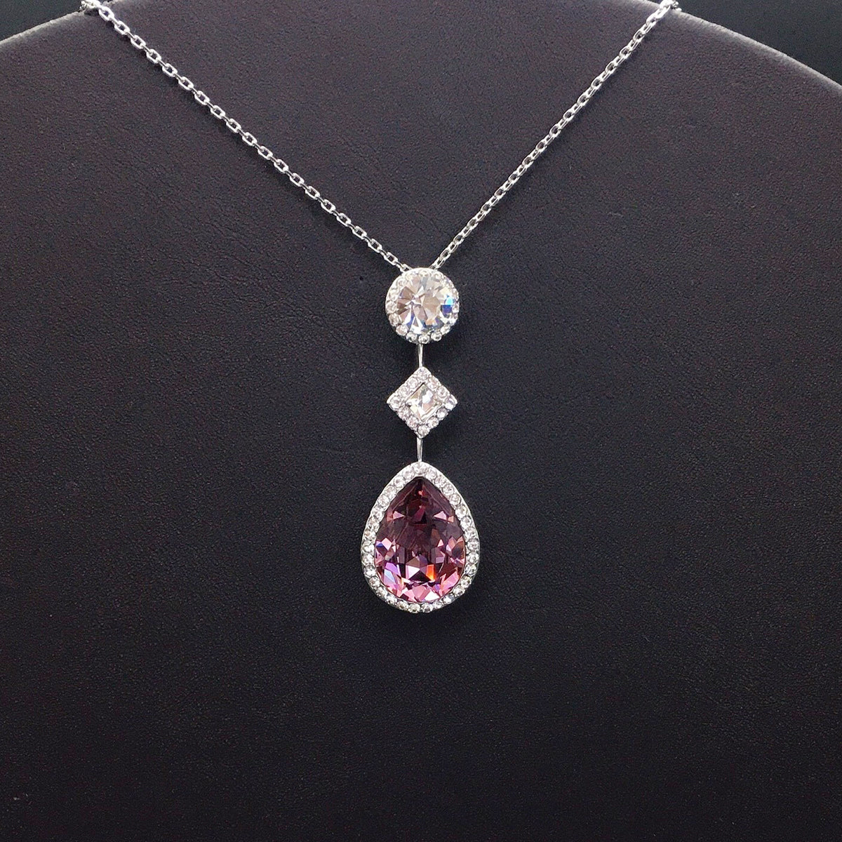 Élégant collier avec pendentif en cristal rose en forme de goutte et design halo