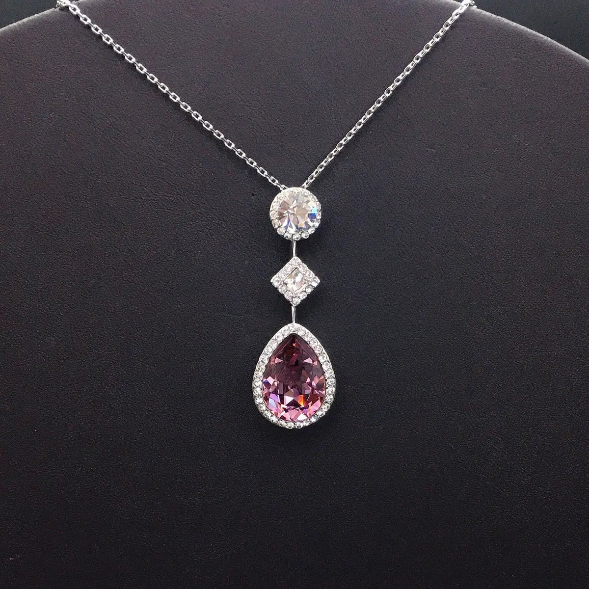 Élégant collier avec pendentif en cristal rose en forme de goutte et design halo