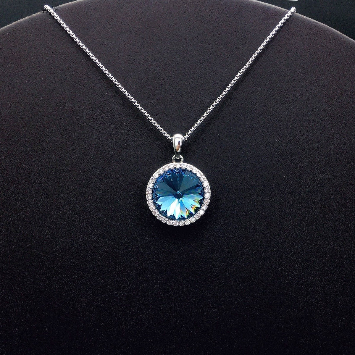 Glamorous Round Blue Crystal Pendant Necklace for Romantic Dates