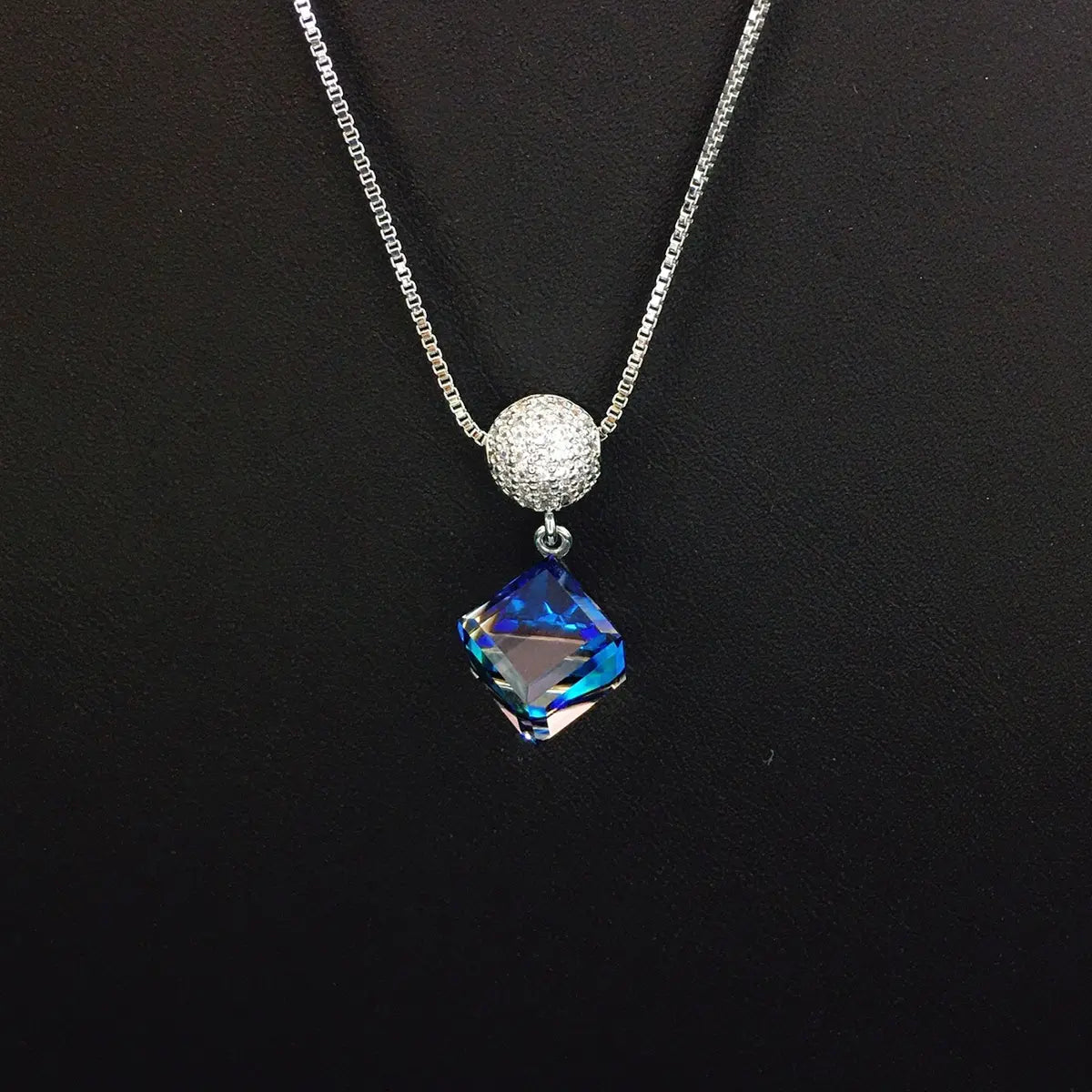 Collier en cristal bleu carré étincelant avec boule strass pour soirées élégantes