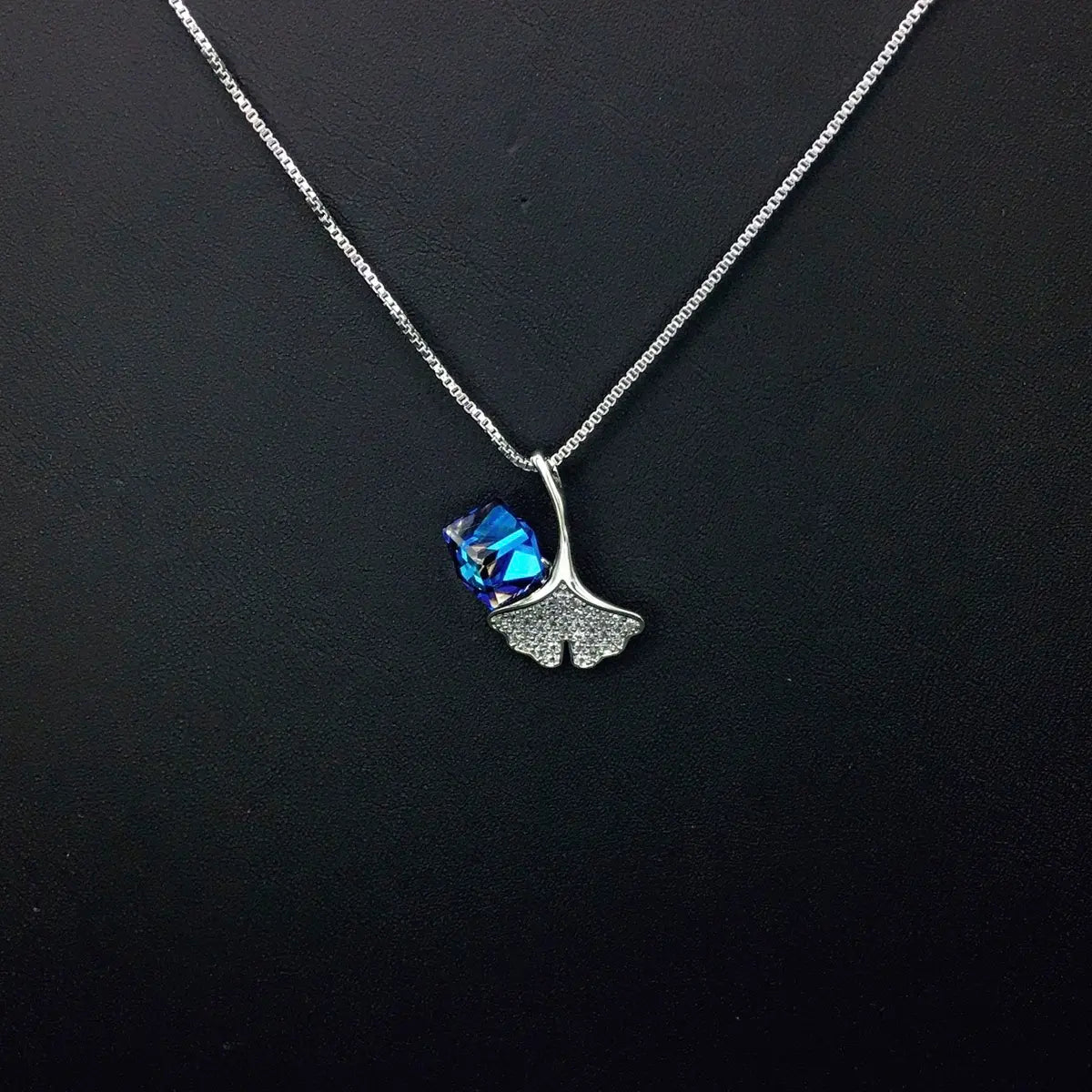 Collier étincelant en cristal bleu avec feuille de ginkgo pour un usage quotidien élégant