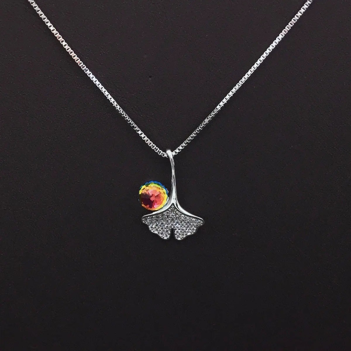 Collier étincelant en cristal bleu avec feuille de ginkgo pour un usage quotidien élégant