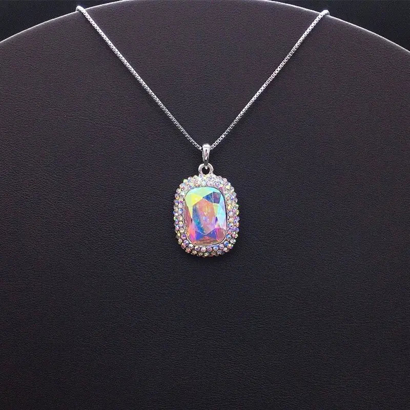 Collier rectangulaire en cristal effet aurore boréale tendance pour sorties décontractées et soirées