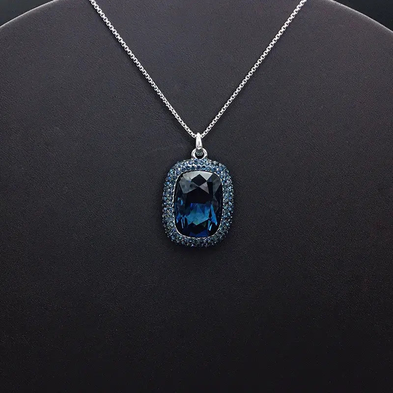 Collier rectangulaire en cristal effet aurore boréale tendance pour sorties décontractées et soirées