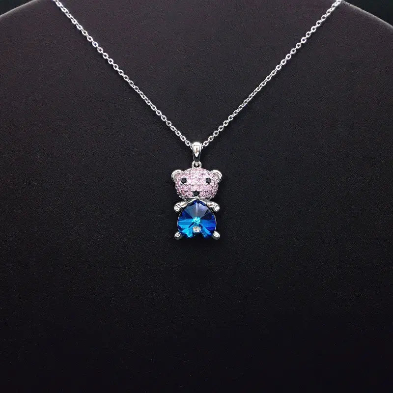 Collier ourson tendance avec cristaux roses et bleus pour un style avant-gardiste