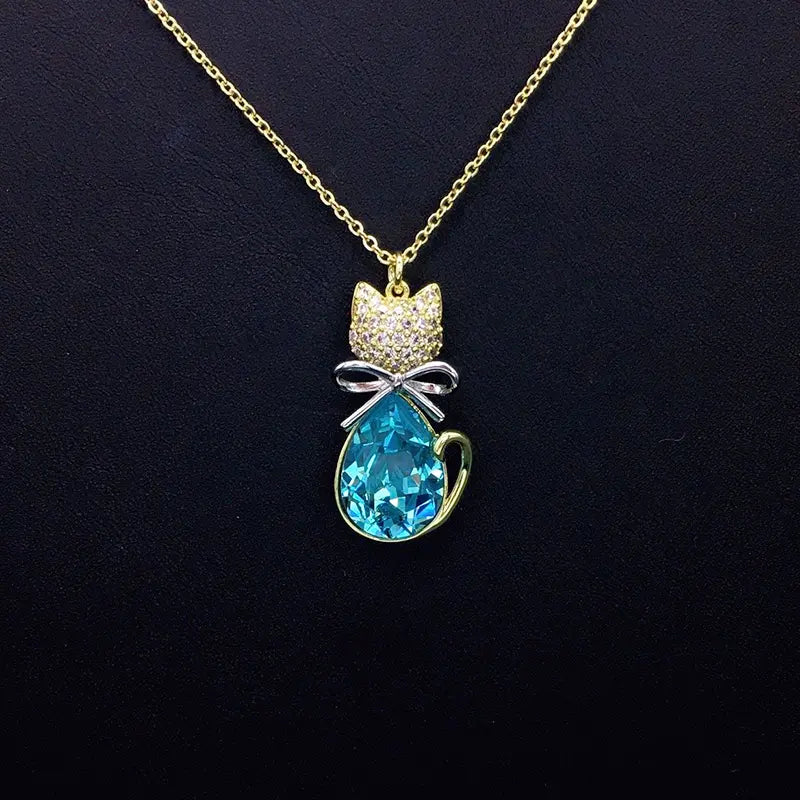 Élégant collier pendentif en forme de chat couleur argent avec cristal bleu pour événements formels