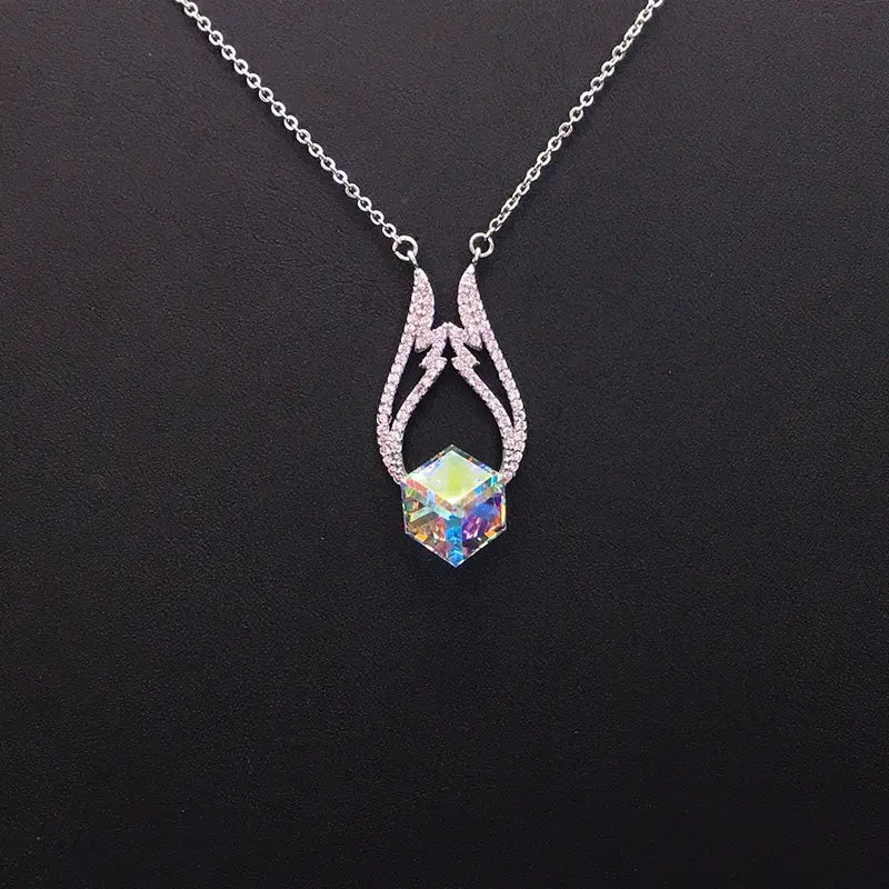 Collier pendentif glamour en cristal bleu avec ornements argentés pour les soirées
