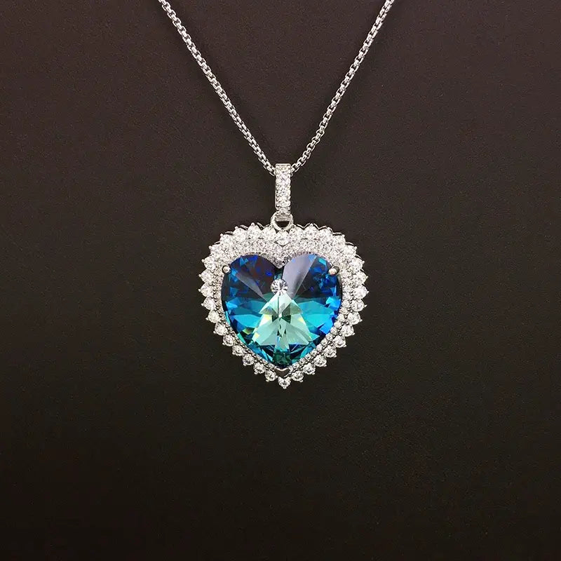 Superbe bijou cœur en cristal argenté et bleu, idéal pour les occasions spéciales