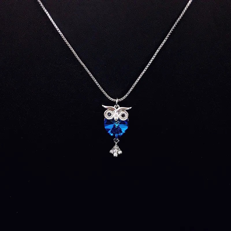 Collier élégant hibou argenté avec cristal vert pour les événements formels