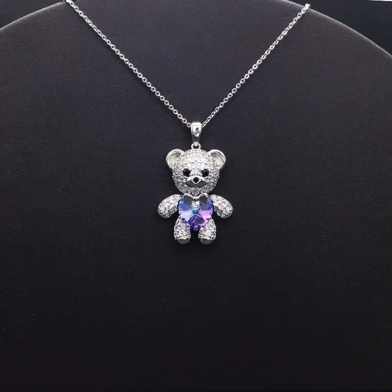 Élégant pendentif ourson en argent avec cristal cœur violet pour un look décontracté-chic